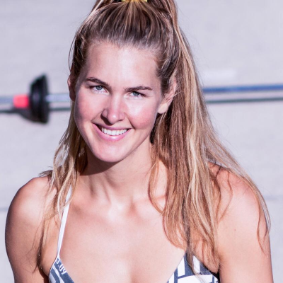 Gezicht van Janneke van der Meulen. Janneke is wit en heeft blond haar tot over haar schouders. Op de foto heeft ze een blauw-witte bikini aan.