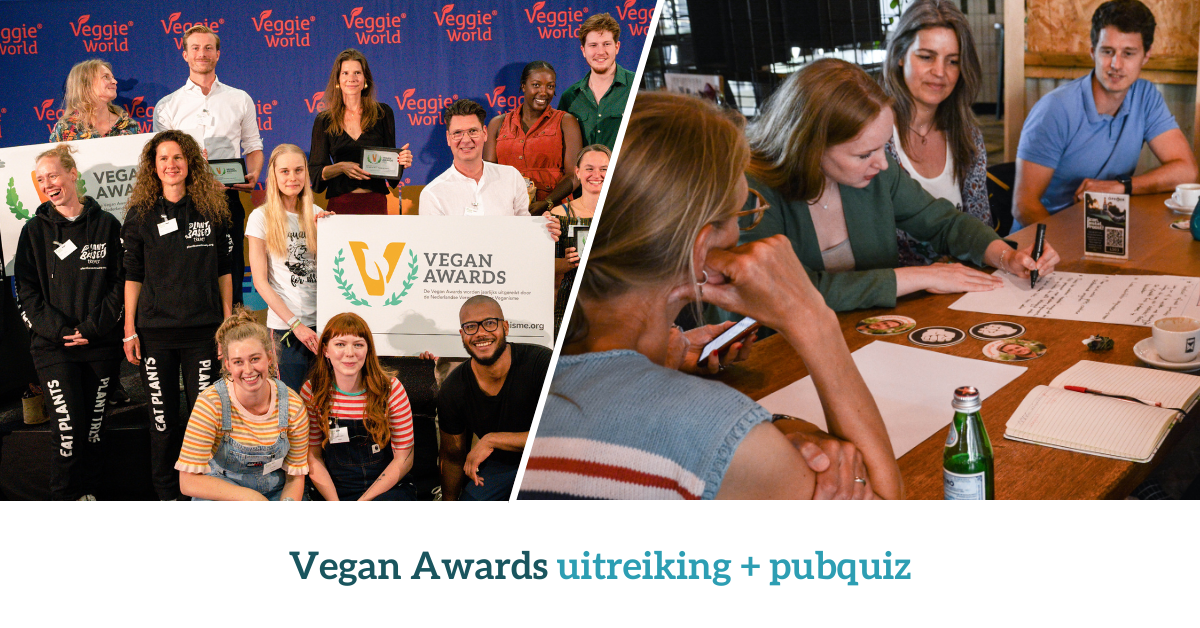 Aan de linkerkant staan mensen met een bord van de vegan awards. Aan de rechterkant mensen samen aan een tafel.