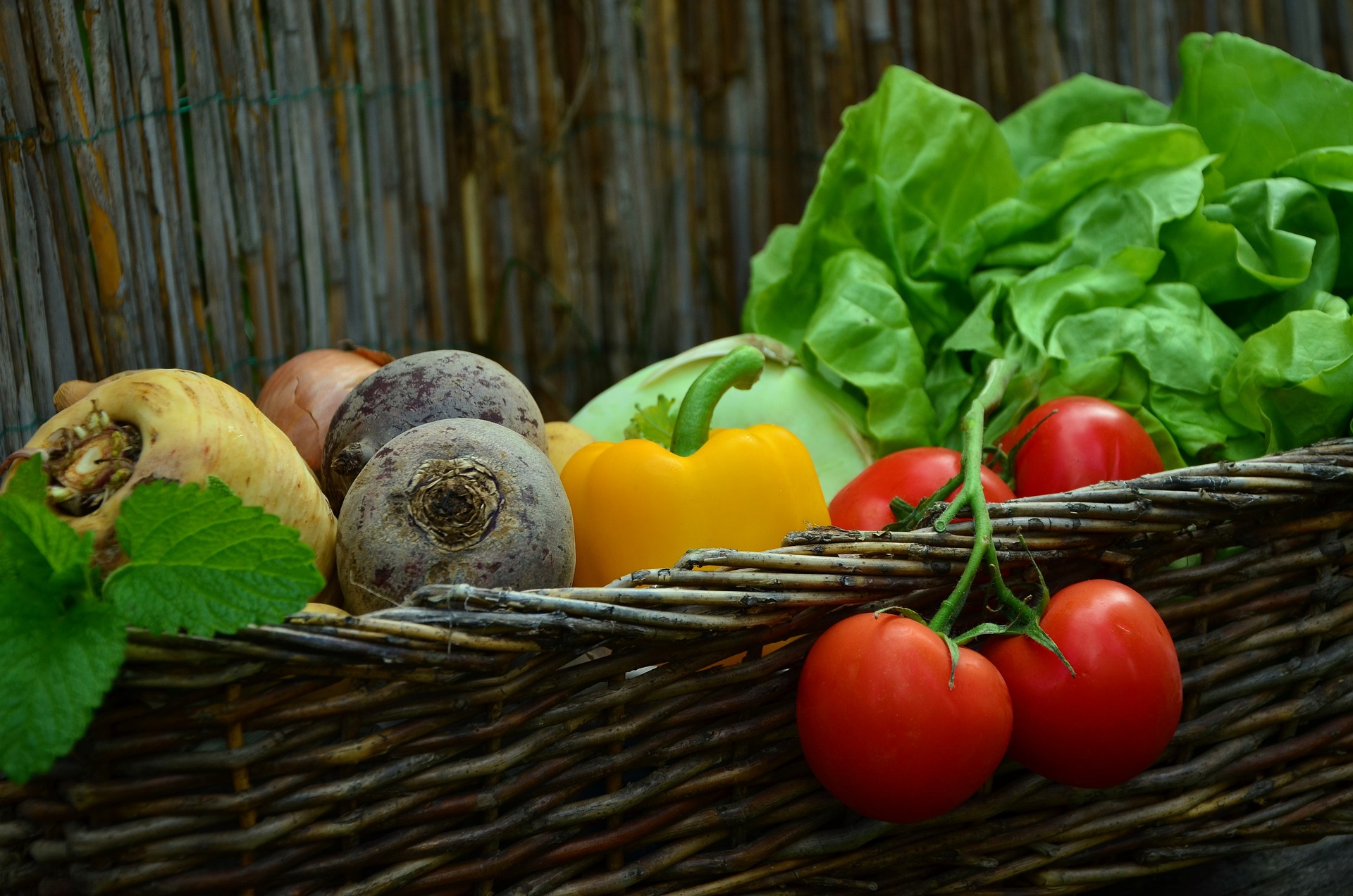 Rieten mand gevuld met diverse verse groenten