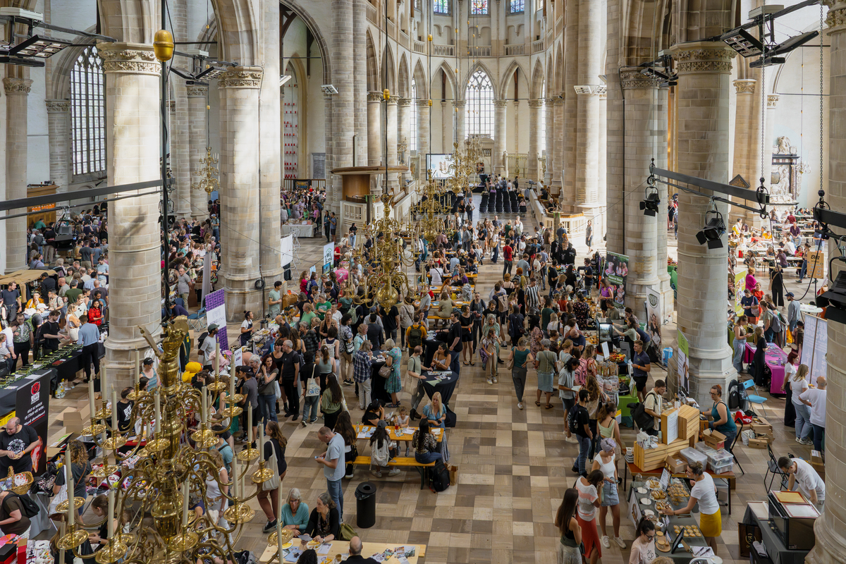 Overzicht interieur Laurens kerk van boven af gezien.