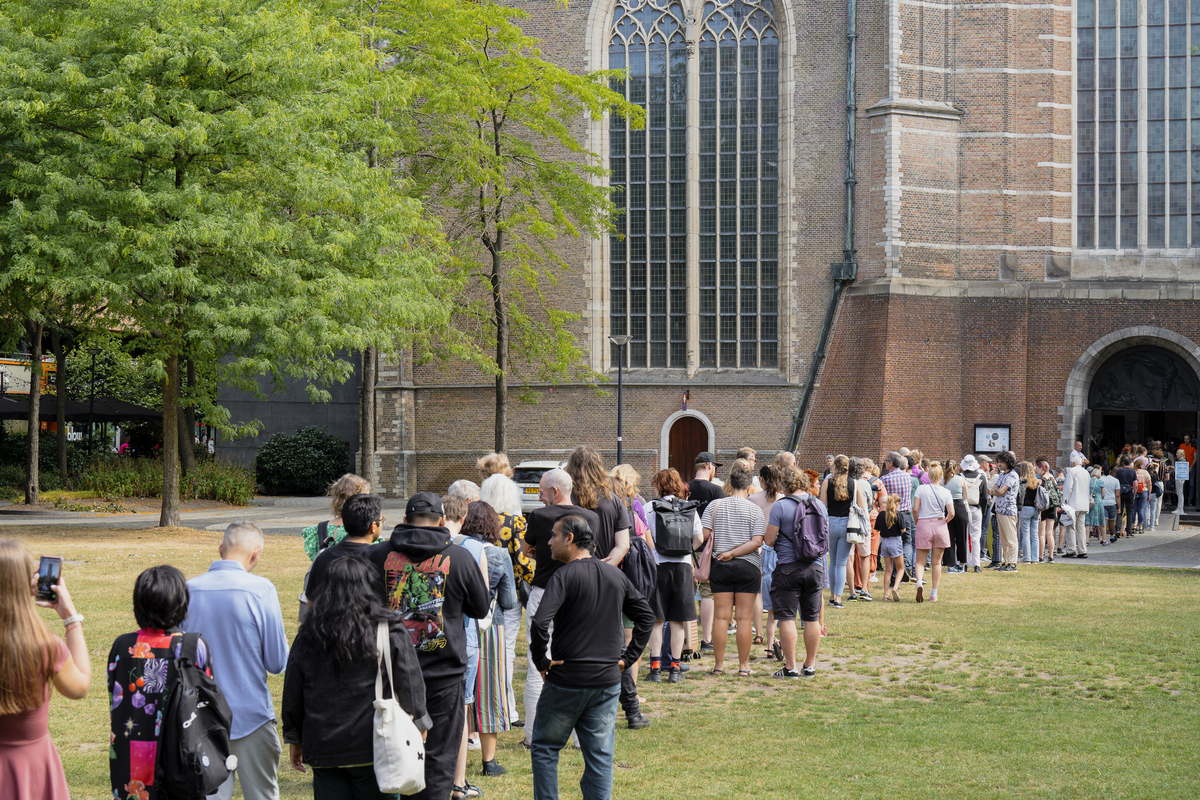 Rij bezoekers voor de Laurens kerk in Rotterdam