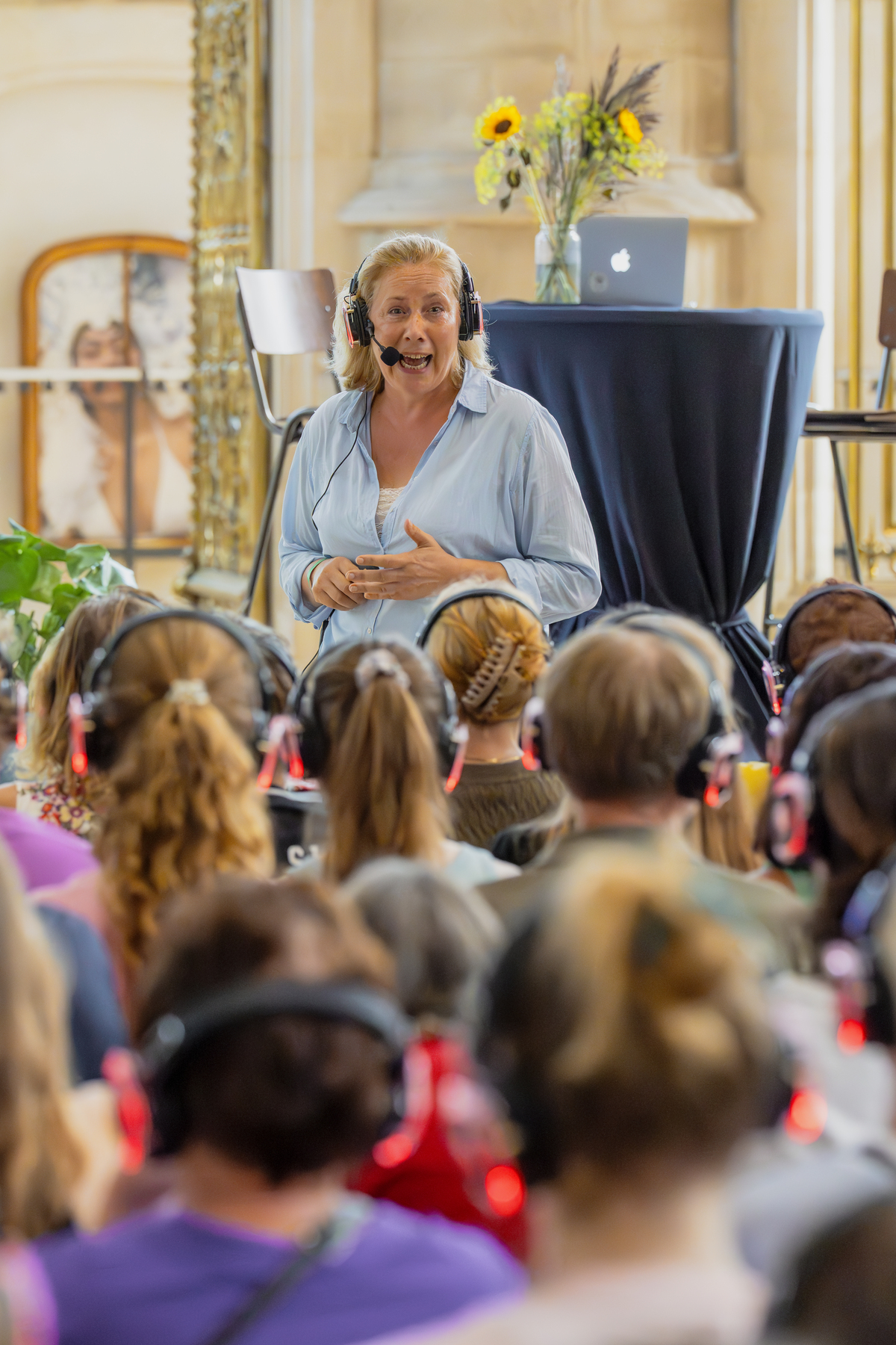 Valentine Dellisse met een koptelefoon op die de bezoekers een lezing voorschotelt over gezonde voeding.