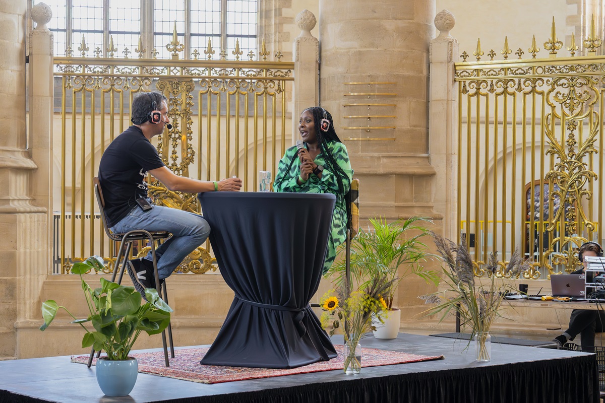 Traiënne Pasteuning-Watson en interviewer Chris van Bochove op een podium in de Laurenskerk.