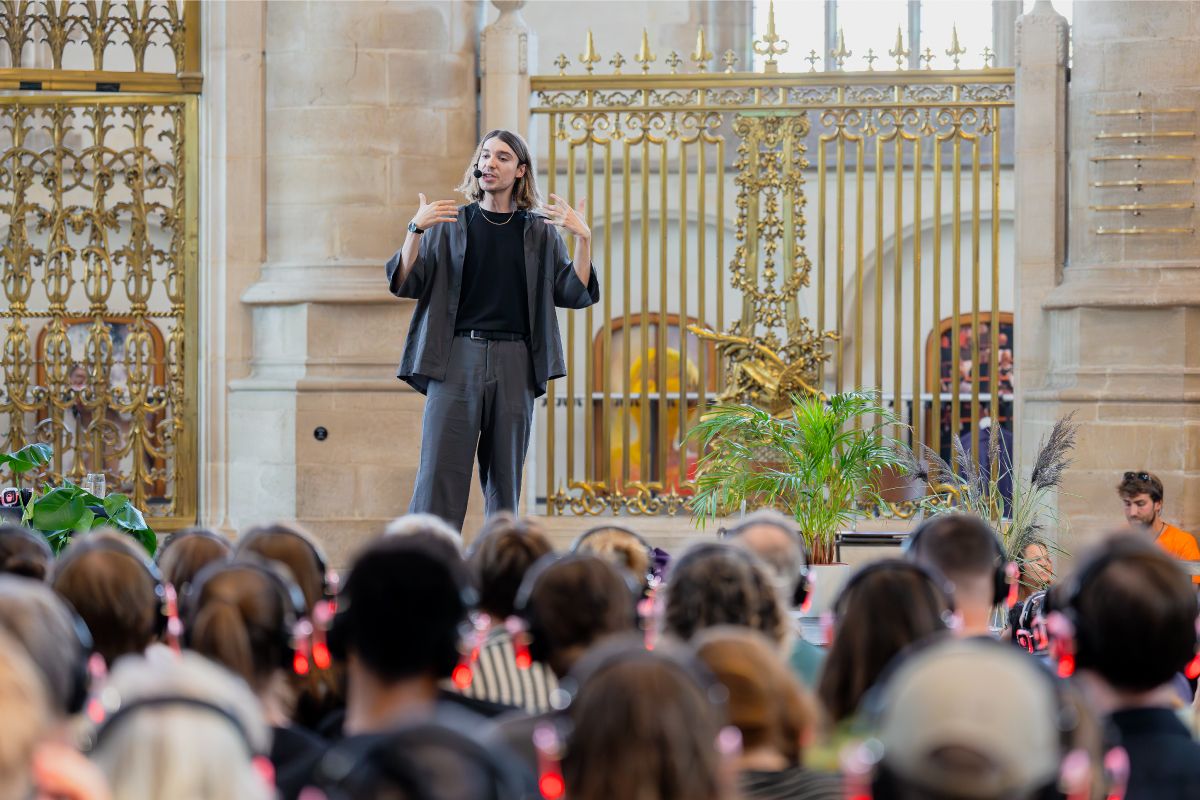 Earthling Ed spreekt het publiek toe op de NLVegan Fair 2024.