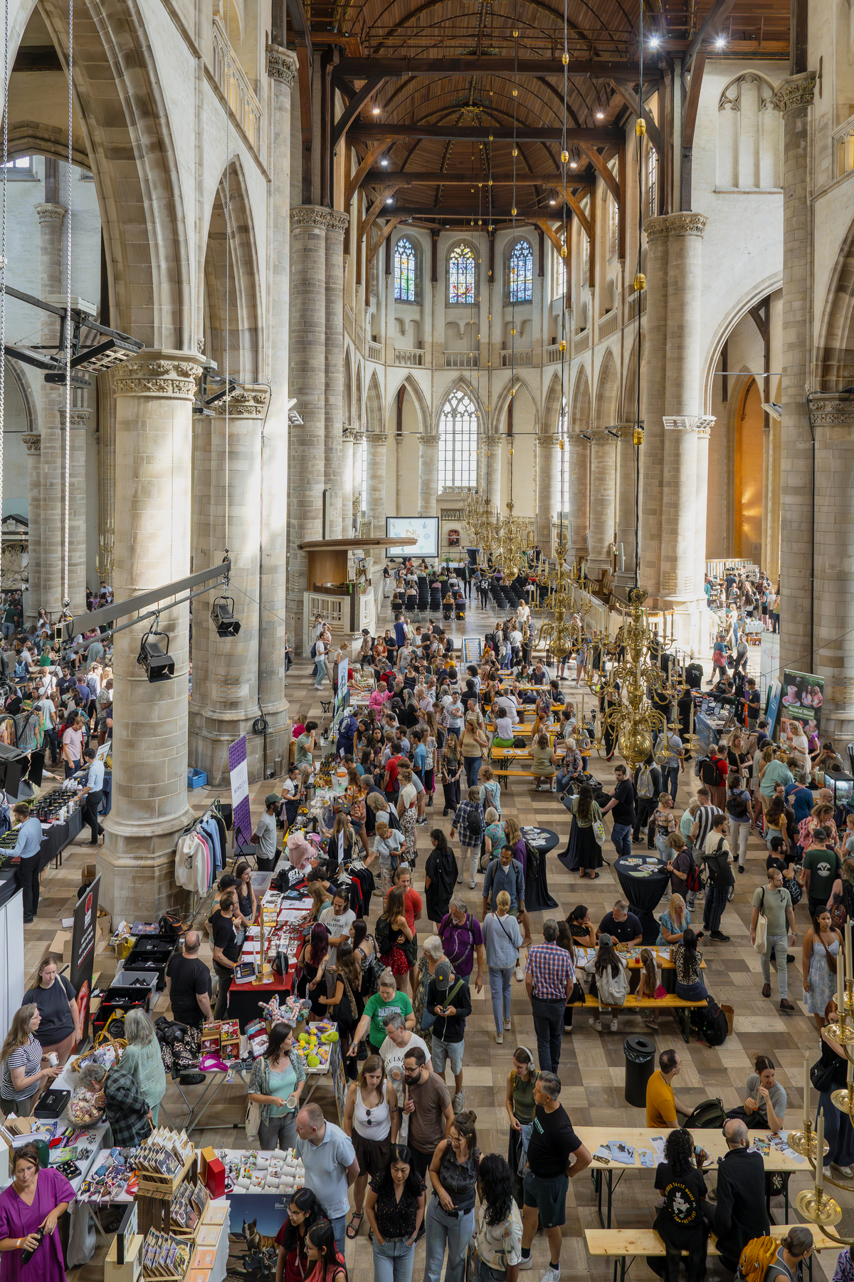 Een overzicht van het interieur van de Laurenskerk van bovenaf gezien.