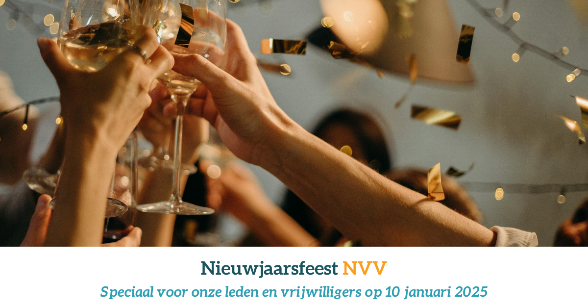 Nieuwjaarsfeest NVV. Mensen die samen proosten met confetti om hen heen.